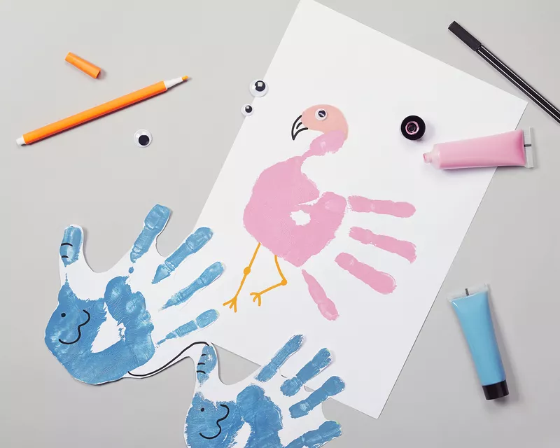 S’amuser avec l’empreinte de ses mains