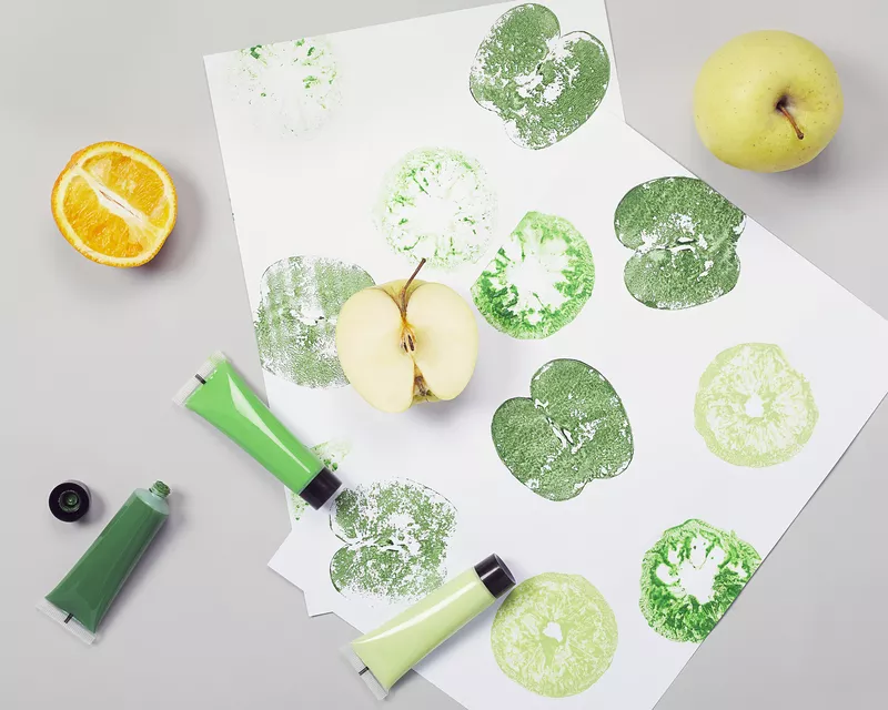 S’amuser avec les empreintes des fruits