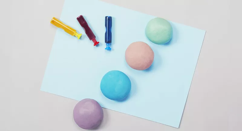 Colorer une pâte à modeler faite maison
