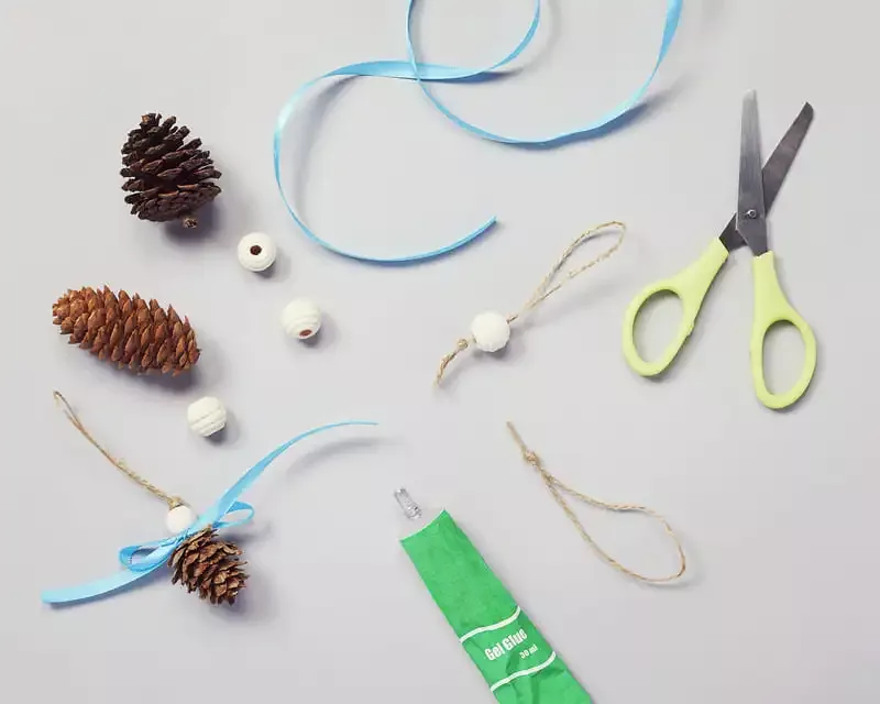 Collez le nœud de la boucle sur la pomme de pin